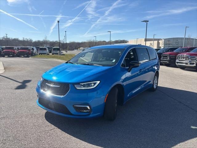 New 2026 Hydro Blue Pearl-Coat Exterior Paint Chrysler Select image 4