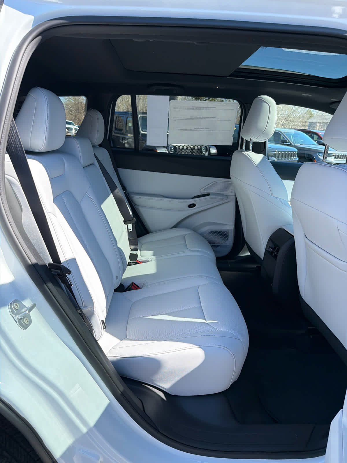 New 2026 Bright White Clear-Coat Exterior Paint Jeep Limited image 23