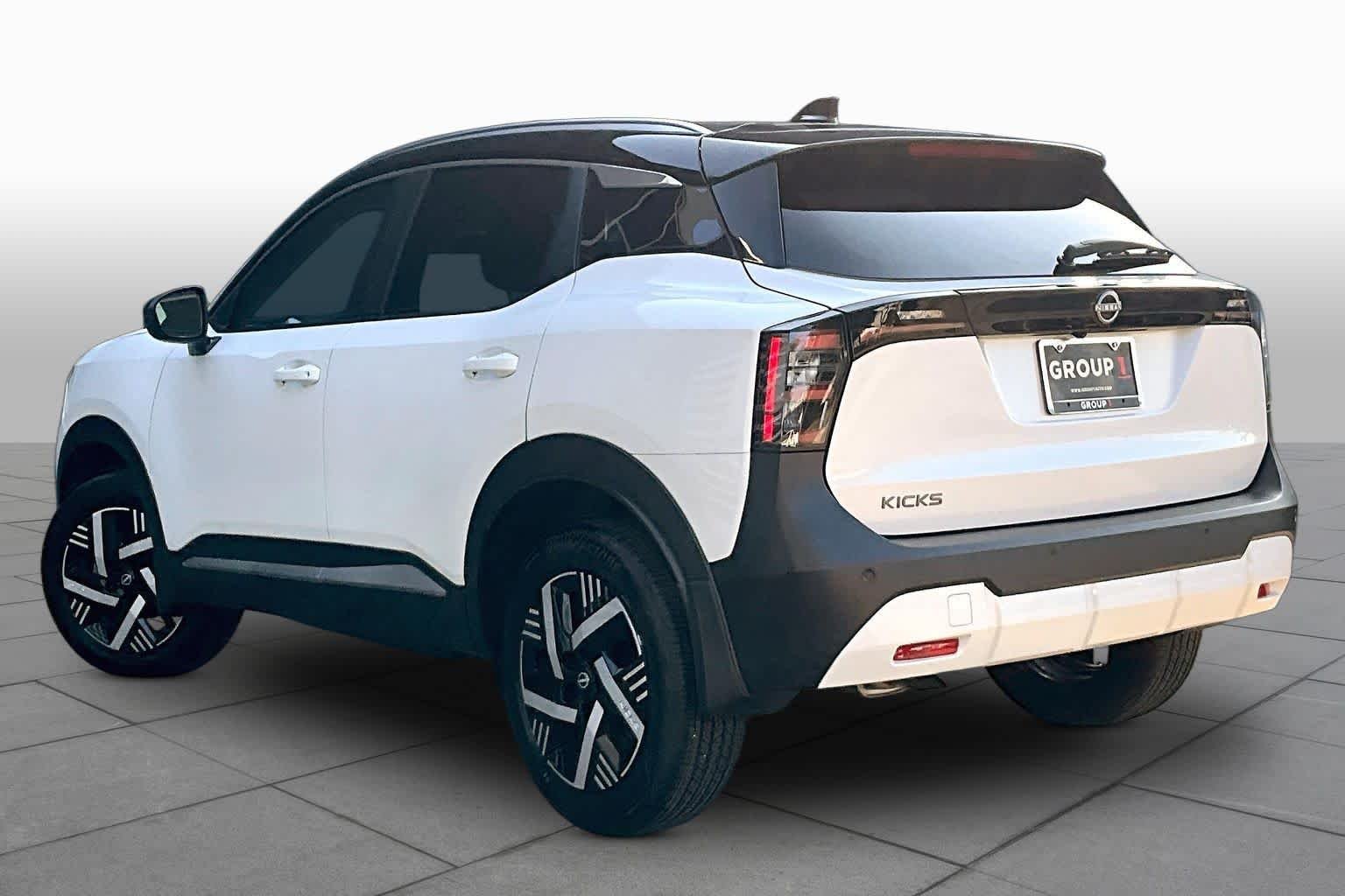 Used 2026 Aspen White Tricoat/Super Black Nissan SV image 12