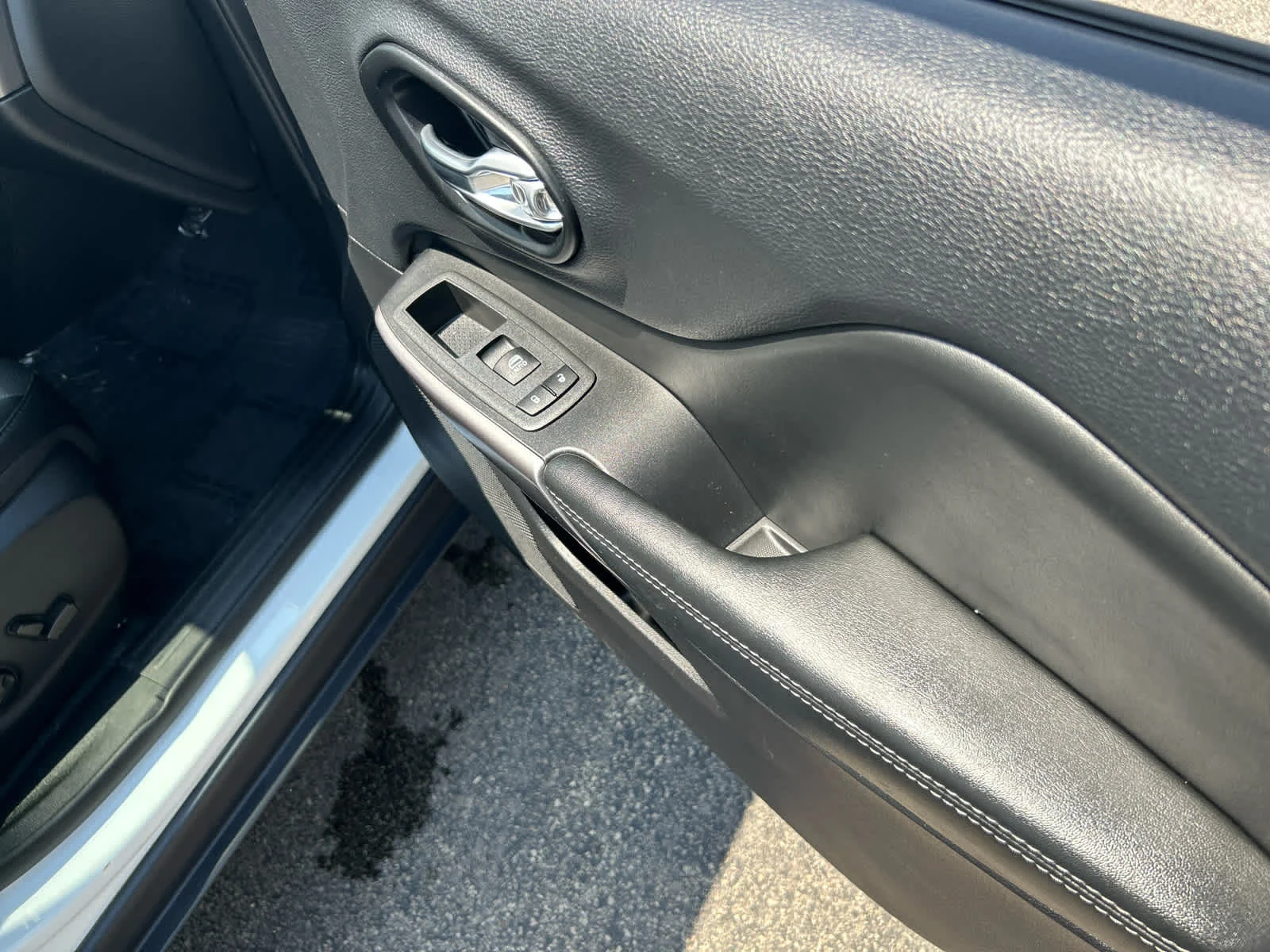 Used 2022 Bright White Clearcoat Jeep Limited image 27