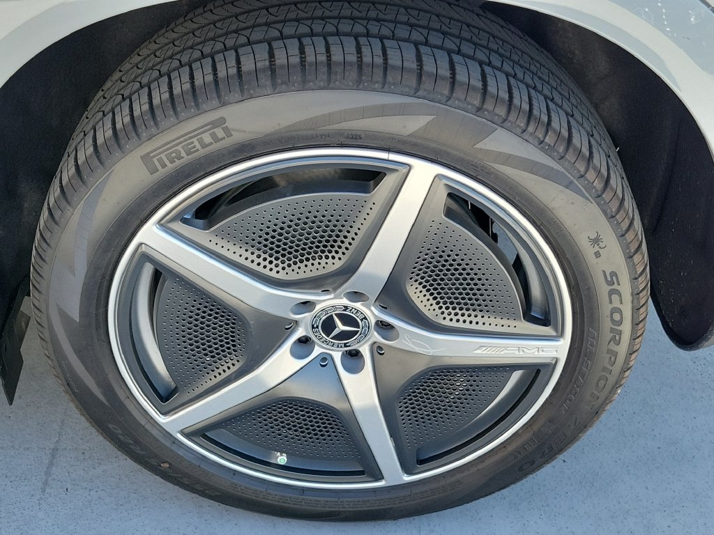 New 2027 MANUFAKTUR Alpine Grey Mercedes-Benz EQE 320 image 9