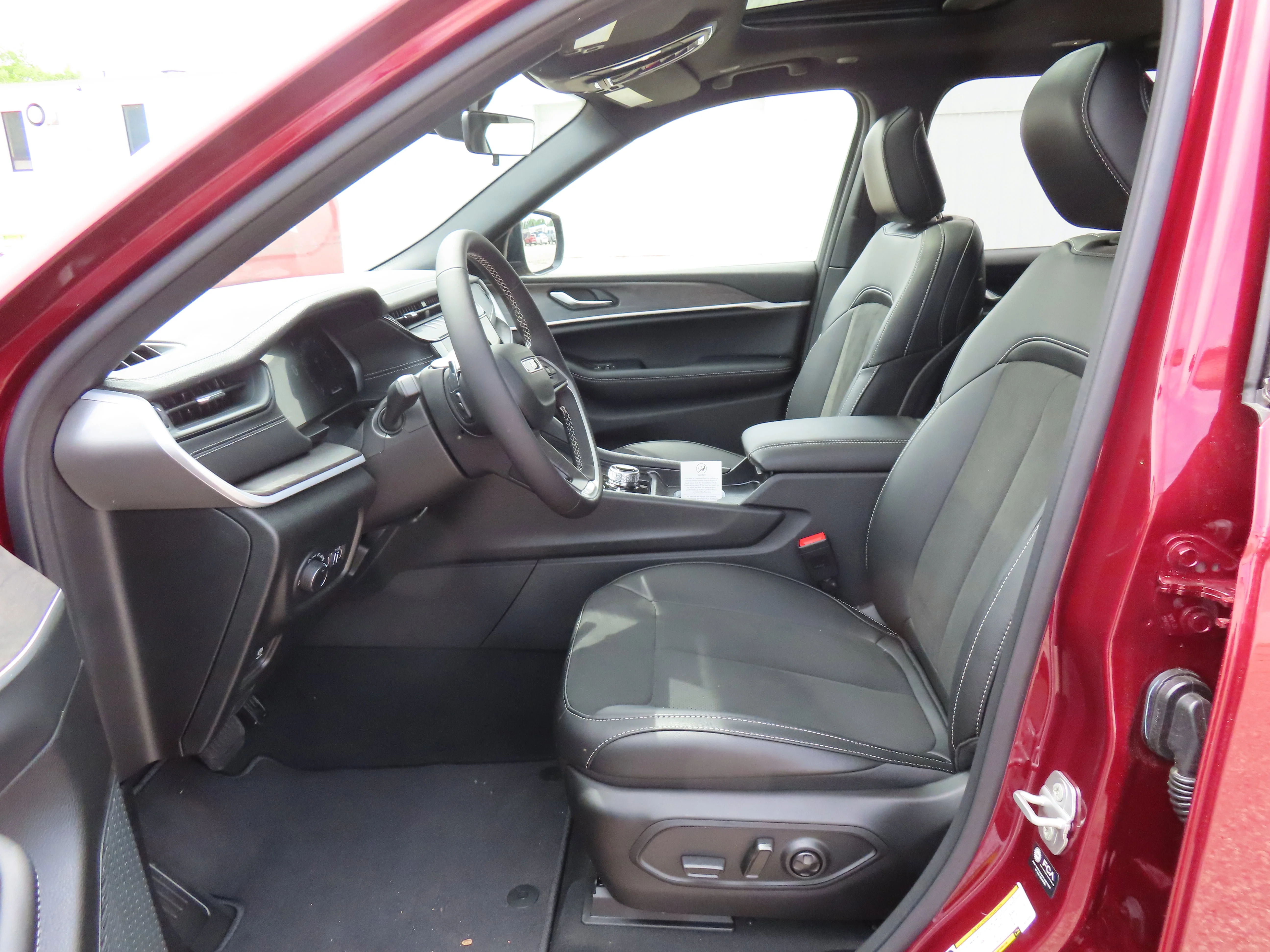 New 2026 Velvet Red Pearl-Coat Exterior Paint Jeep Laredo Altitude image 11