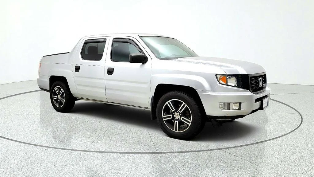 Used 2013 Alabaster Silver Metallic Honda 4WD Crew Cab Sport image 3