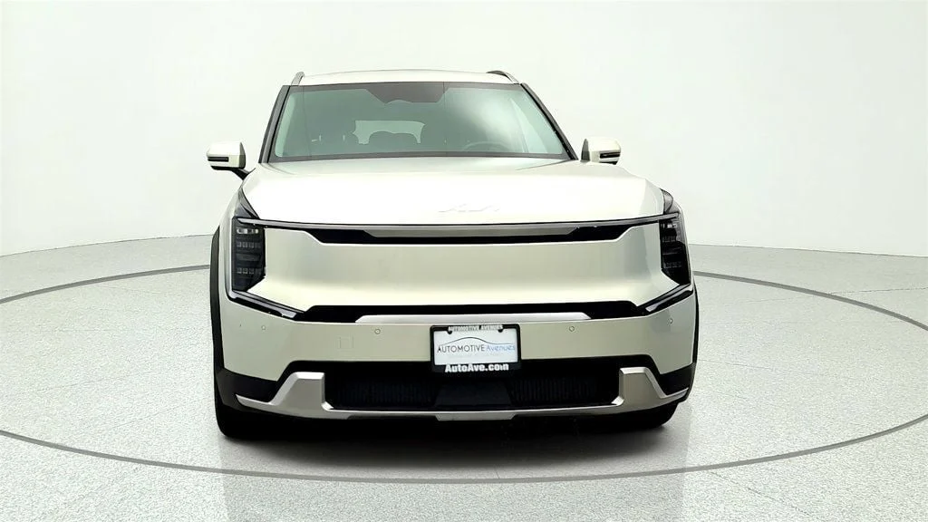 Used 2024 Ivory Silver Kia Wind AWD image 2
