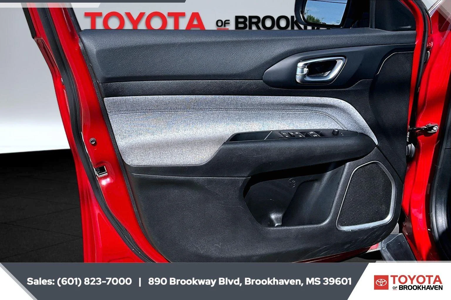 Used 2024 Red Hot Pearlcoat Jeep Latitude image 17