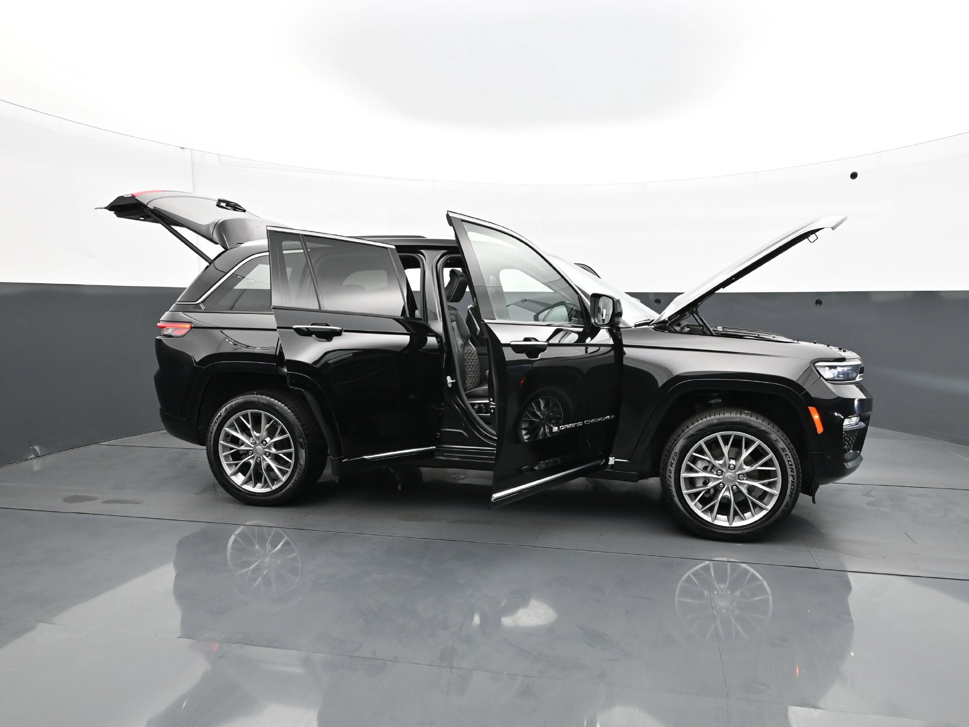 Used 2023 Diamond Black Crystal Pearlcoat Jeep Summit image 39