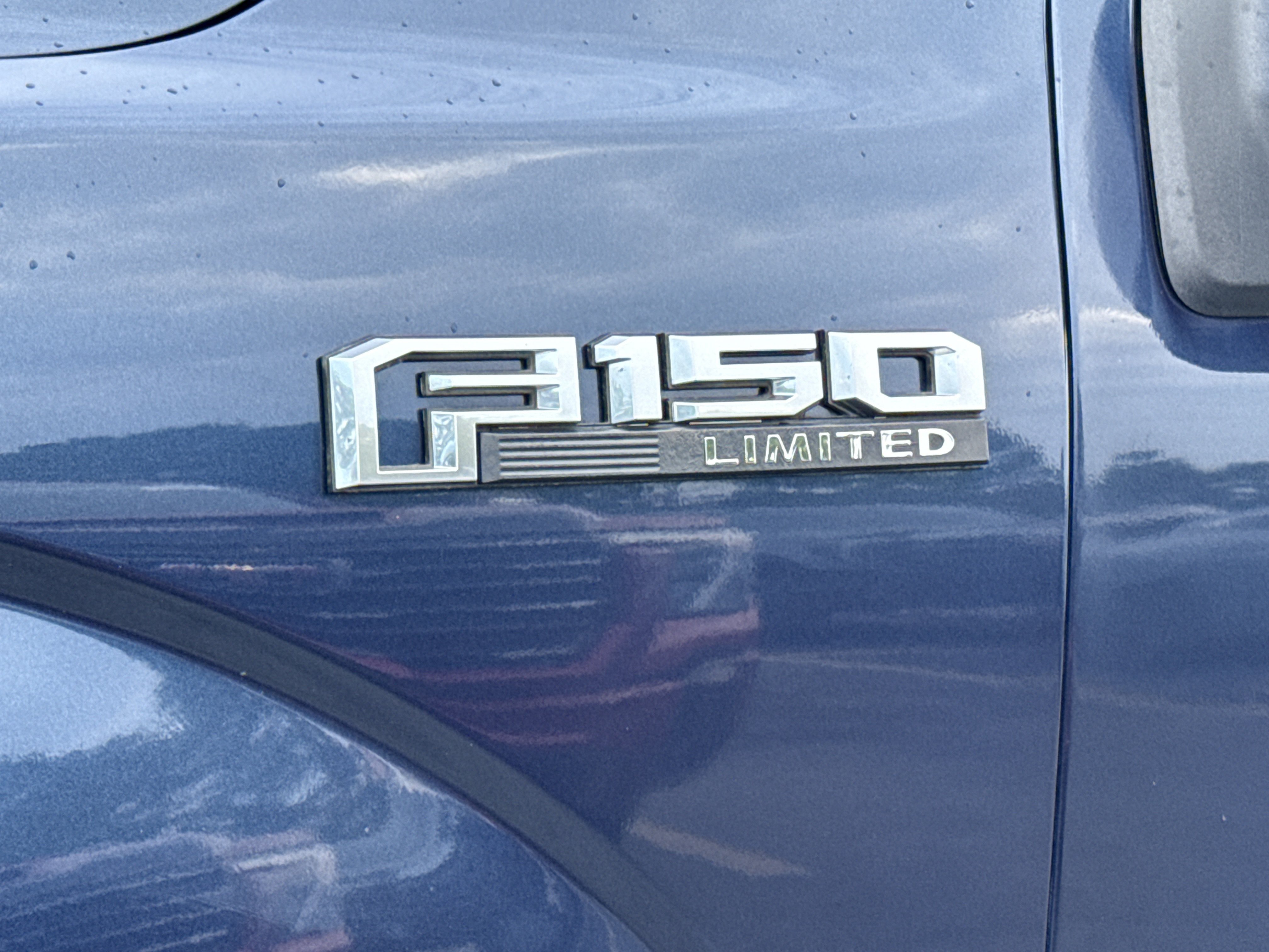 Used 2018 Blue Ford XL image 3