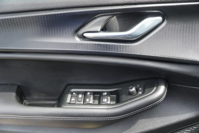Used 2025  Jeep Laredo X image 14