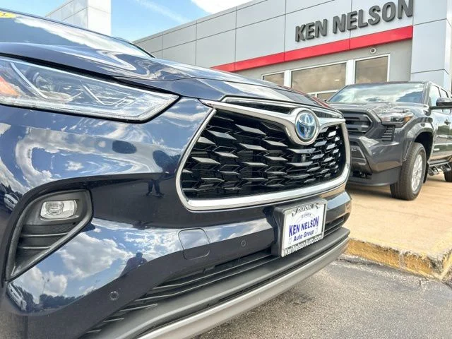 Used 2022 Gray Toyota Platinum image 4