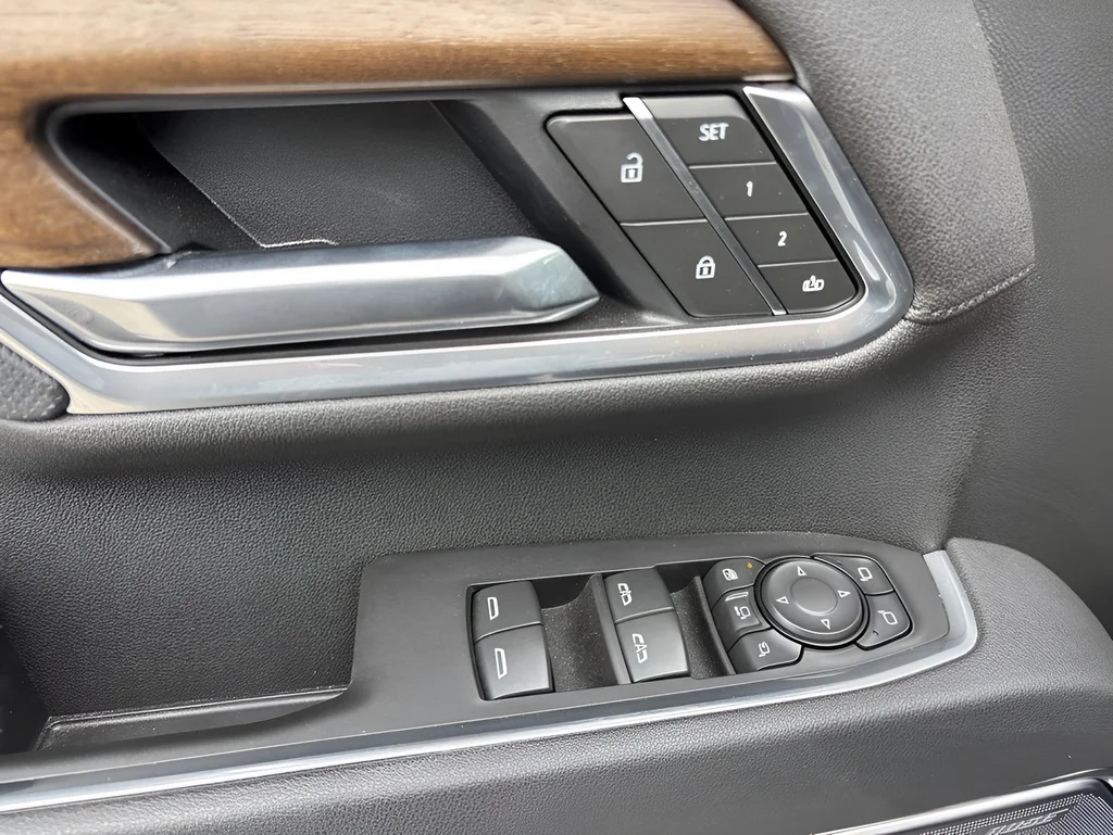 Used 2025 Pearl Chevrolet High Country image 16