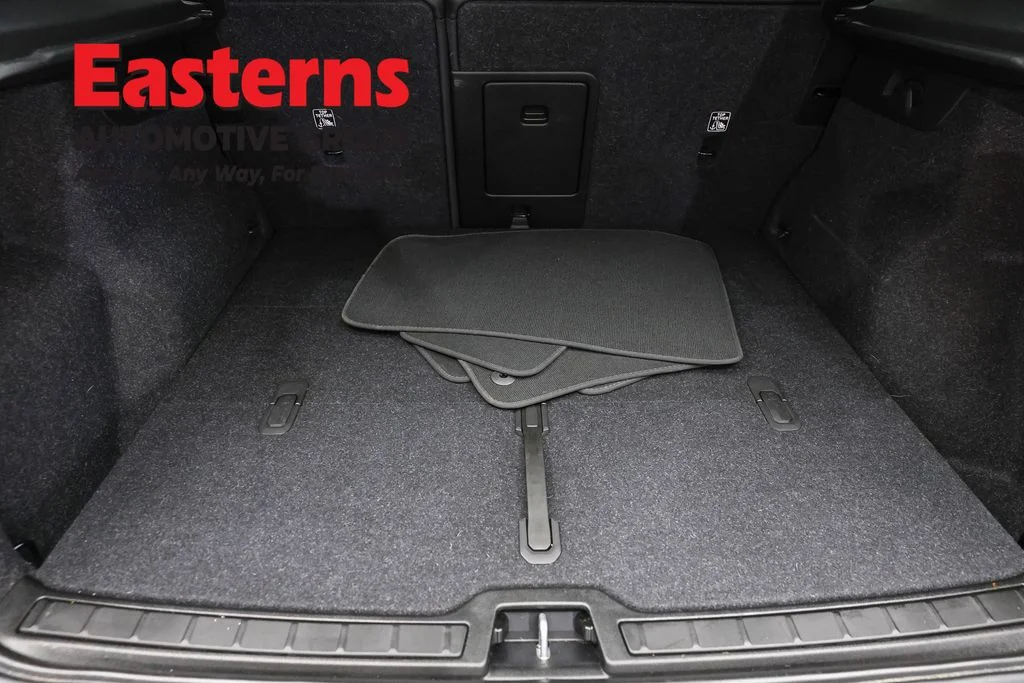 Used 2022 Black Volvo Momentum image 9