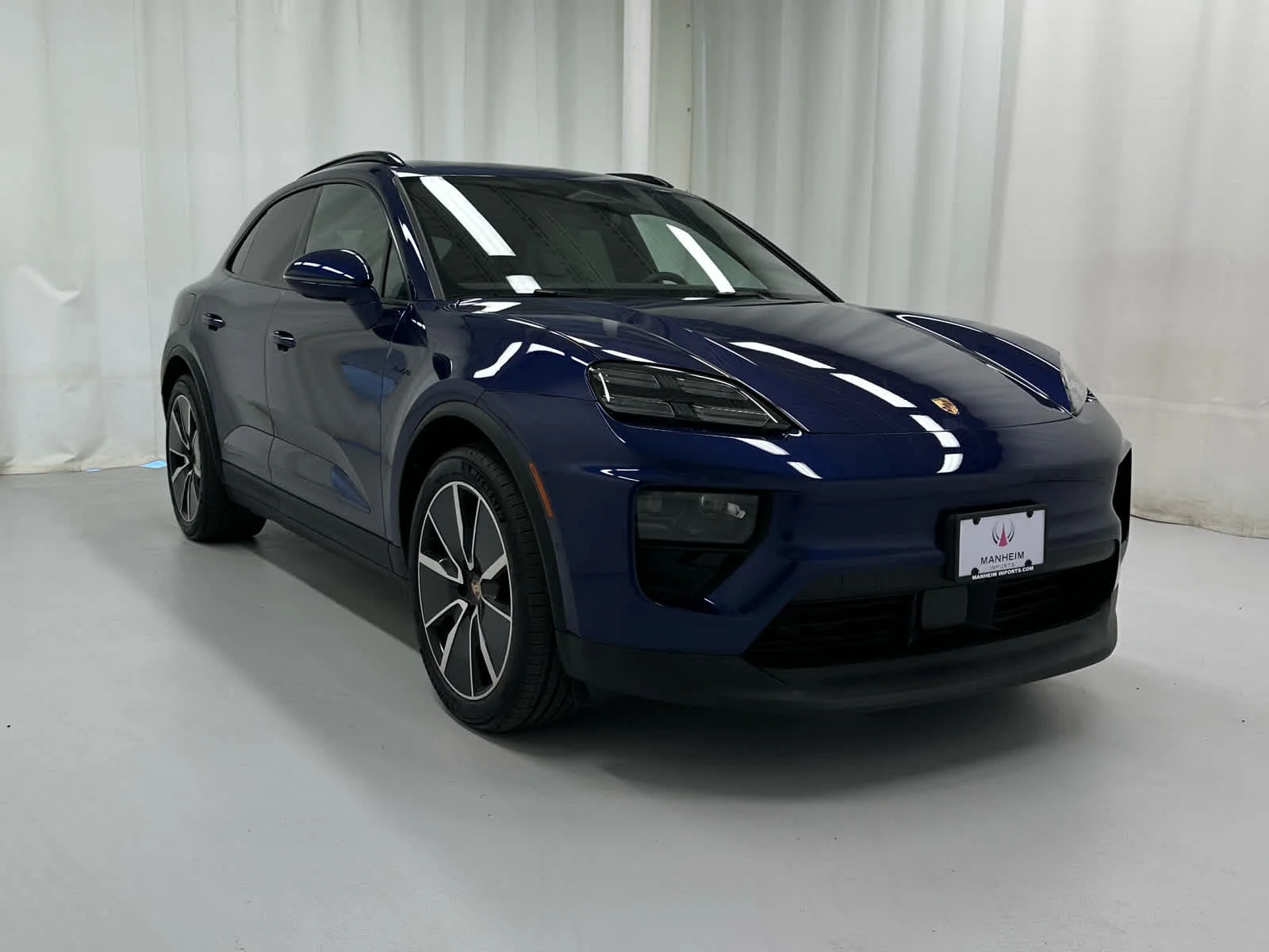 2025 Porsche Macan Macan 4 Electric's photo