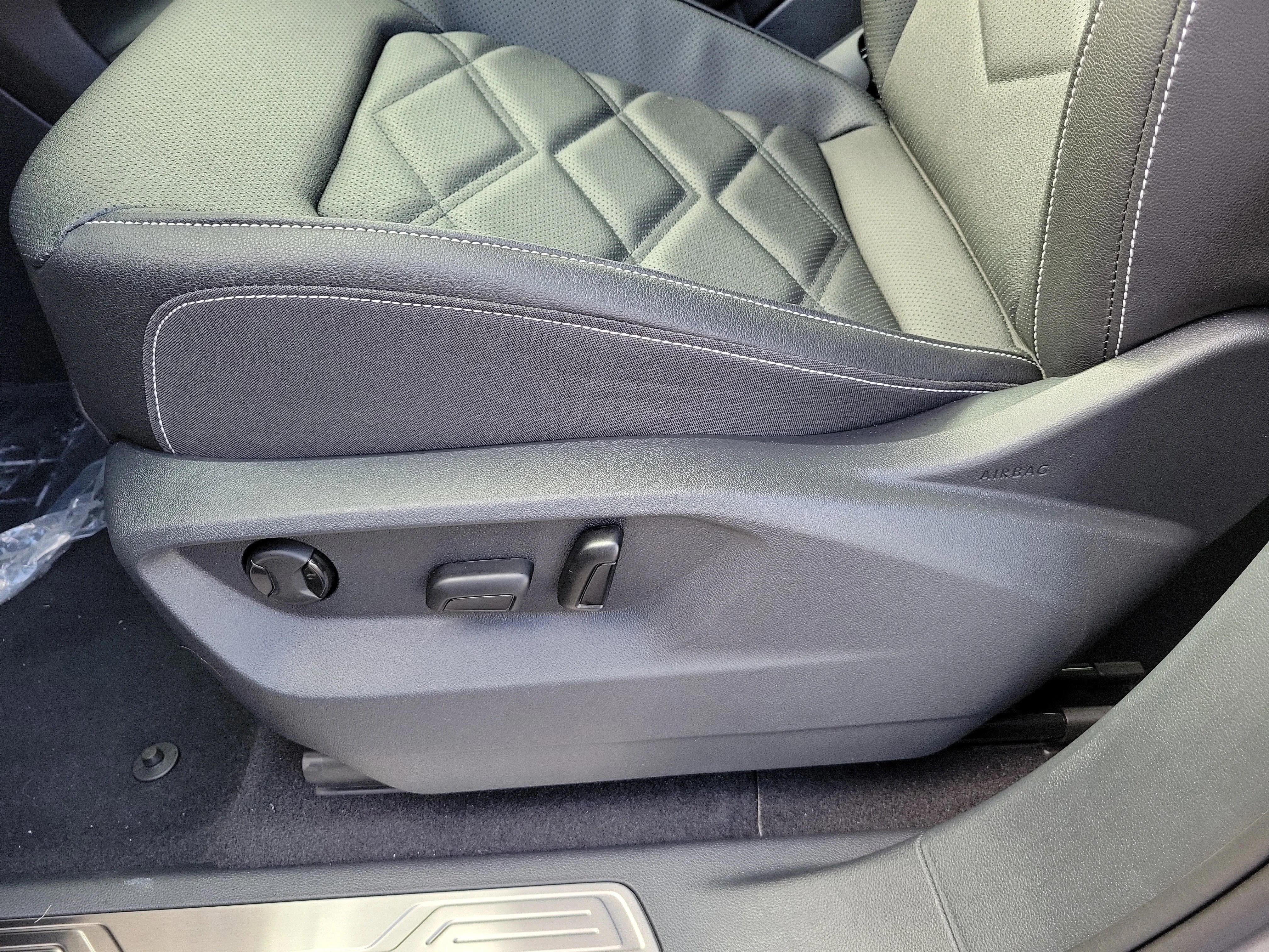 New 2026 Silver Volkswagen SE w/Technology image 22