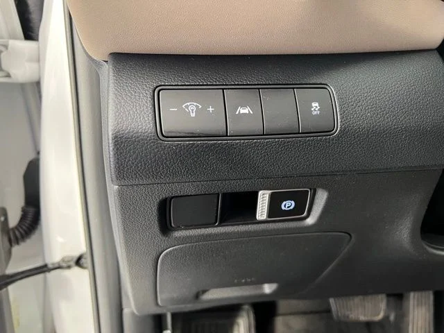 Used 2023 White Hyundai SE image 19