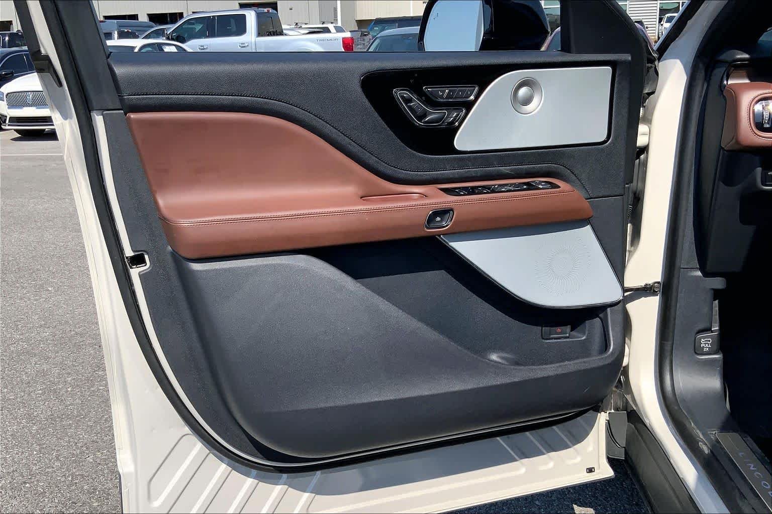 Used 2025 Ceramic Pearl Metallic Tri-Coat Lincoln Reserve image 35
