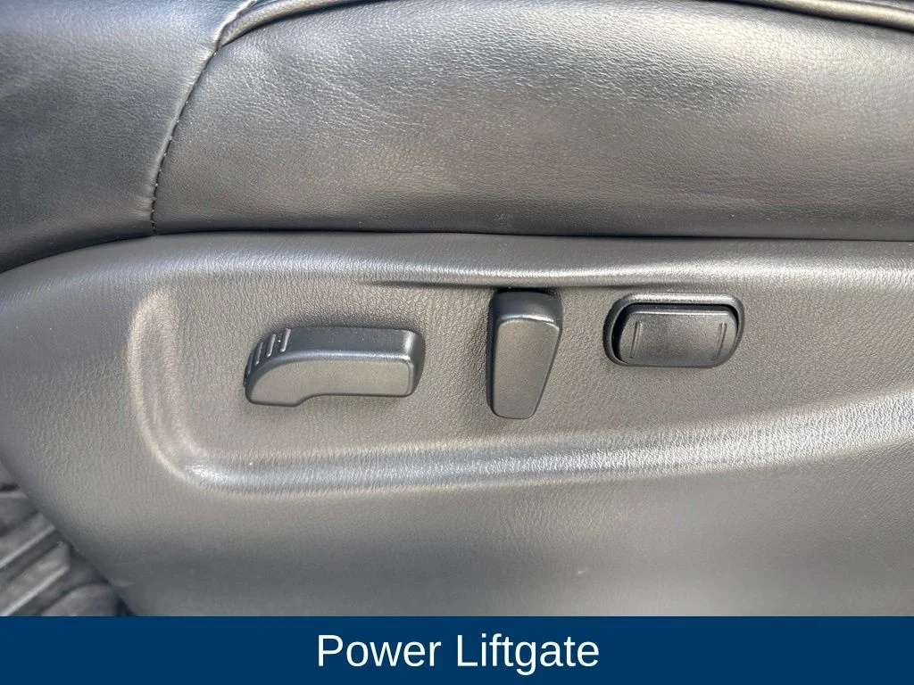 Certified Used 2018 Liquid Platinum INFINITI Base image 16