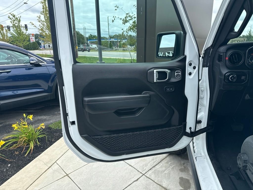 Used 2025 White Jeep Rubicon image 9