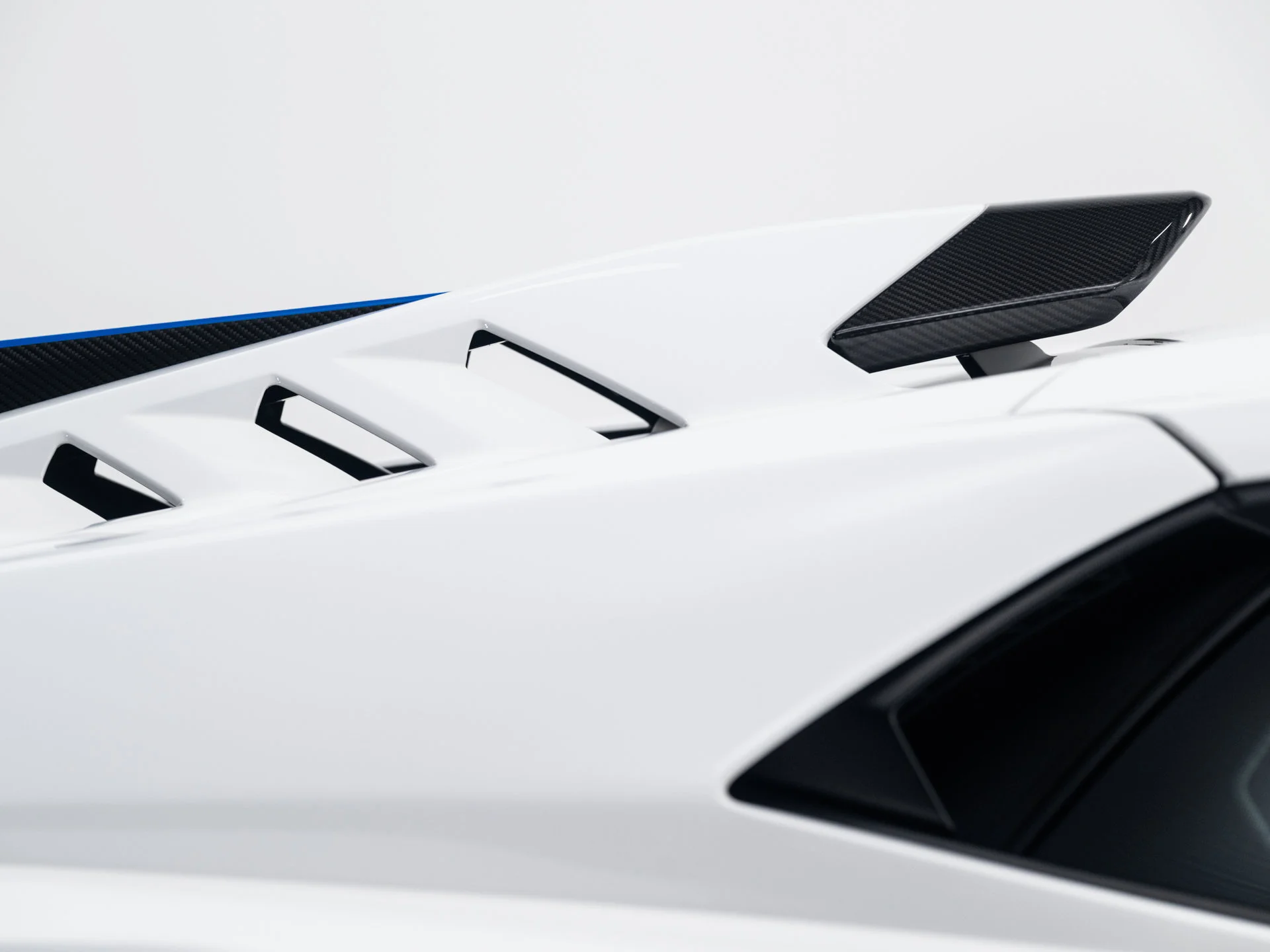 Used 2021 Bianco Asopo Metallic Lamborghini  image 24