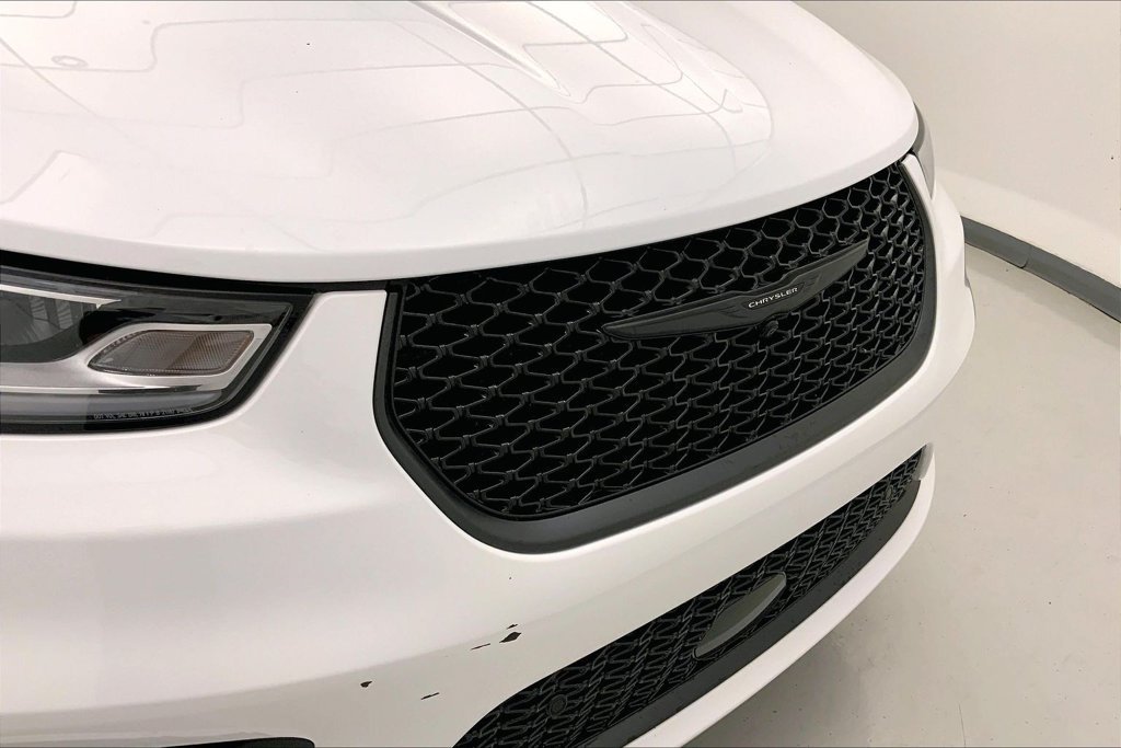 Used 2024 Bright White Clearcoat Chrysler Limited image 29