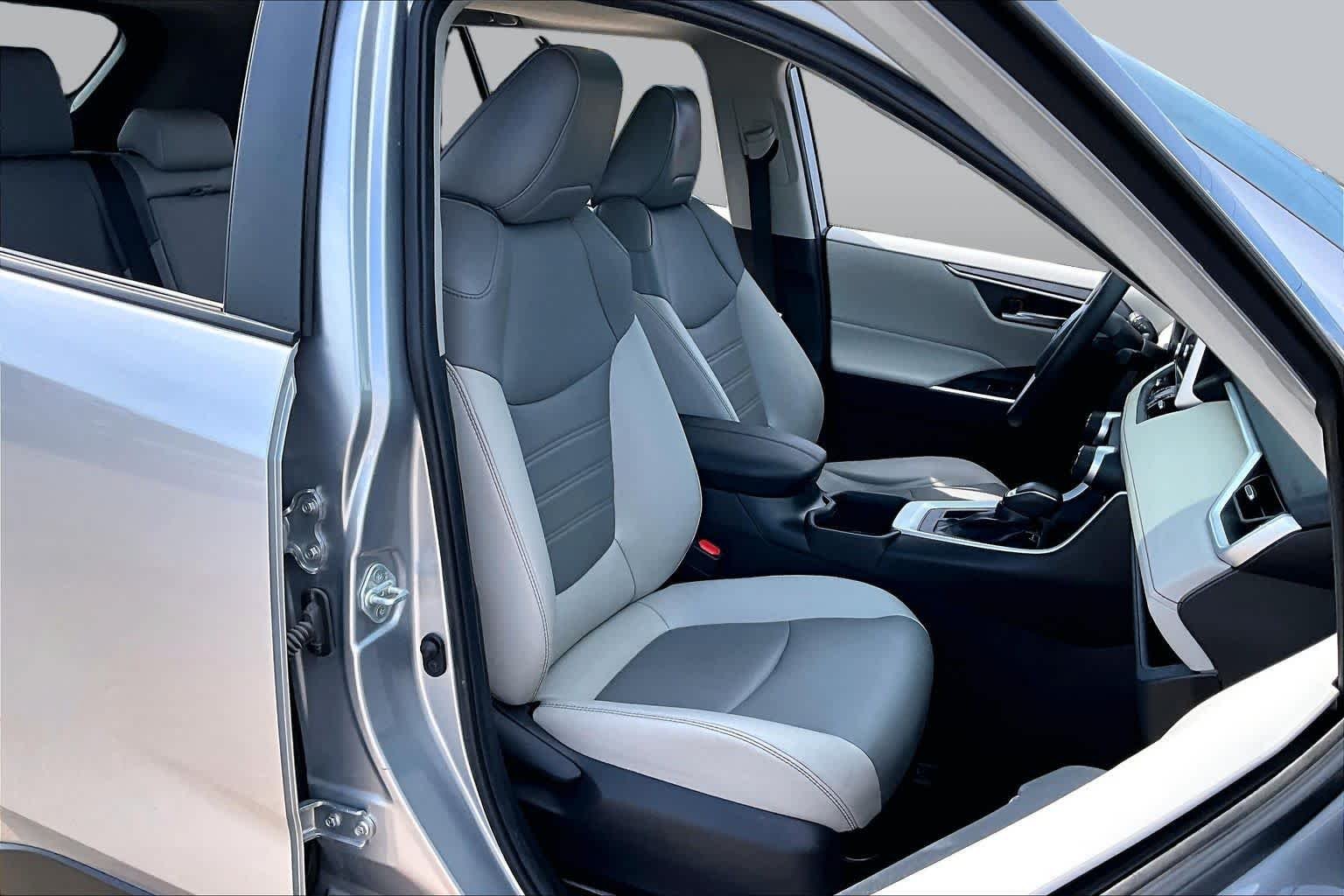 Used 2024 Silver Sky Metallic Toyota XLE Premium image 9