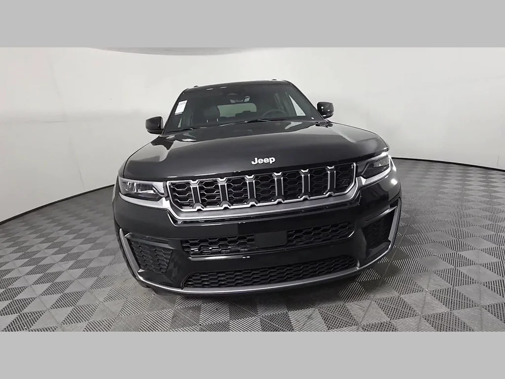 New 2026 Diamond Black Crystal Pearl-Coat Exterior Paint Jeep Limited image 39