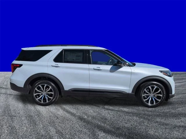 New 2026 Space White Metallic Ford ST-Line image 3
