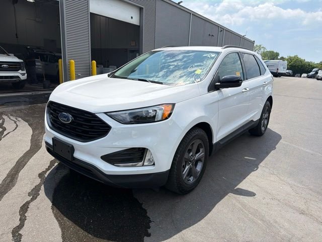 Used 2022 White Ford SEL image 3