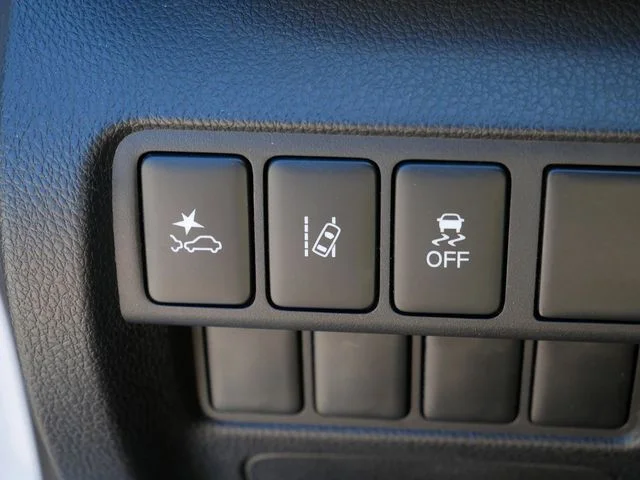 Used 2023 White Diamond Mitsubishi LE image 16
