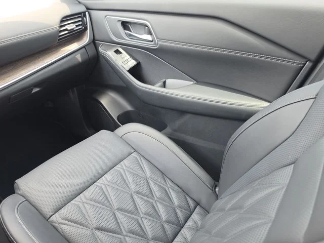Used 2025 Gold Nissan Platinum image 27
