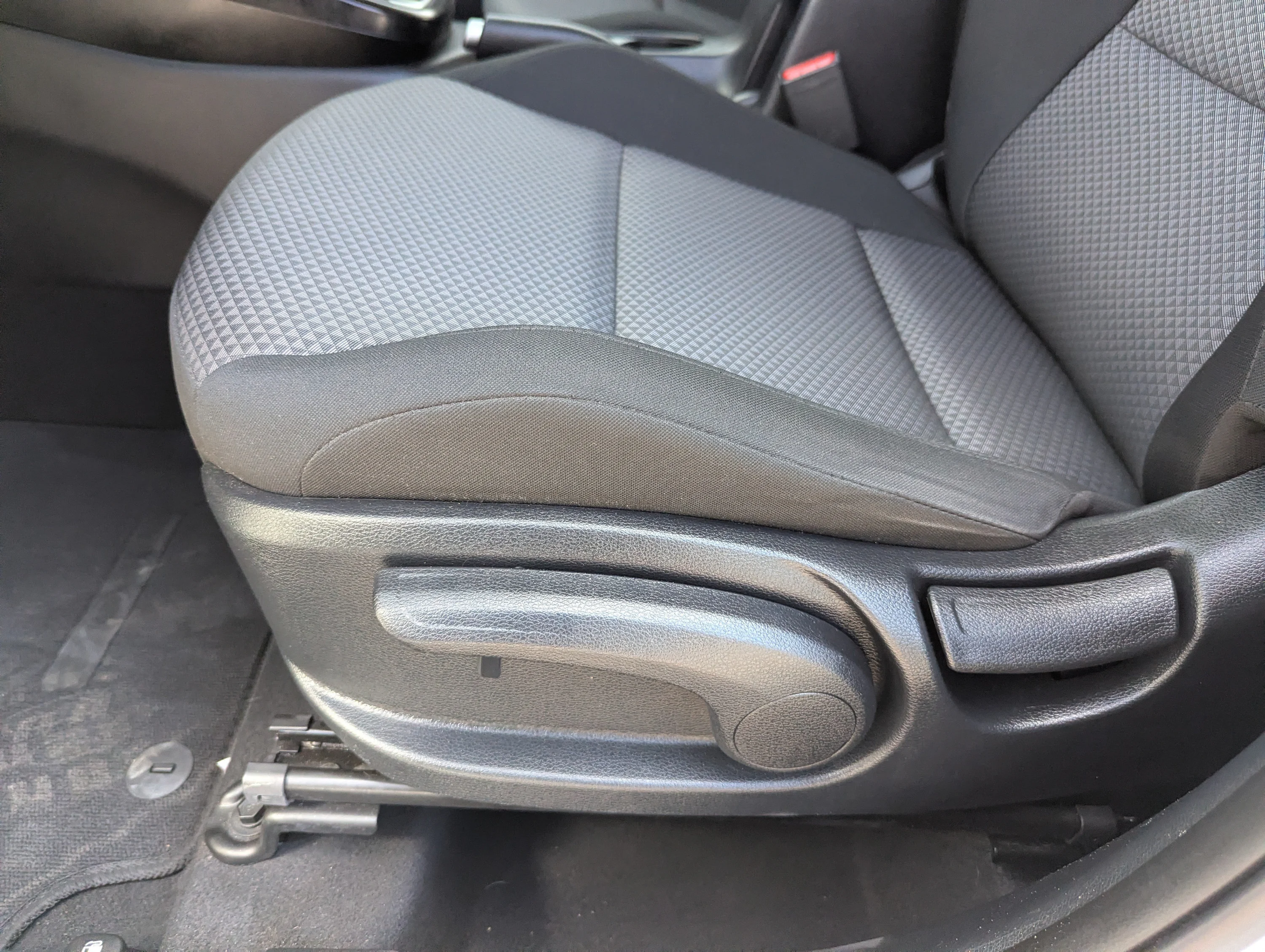 Used 2024 Snow White Pearl Kia LX image 27