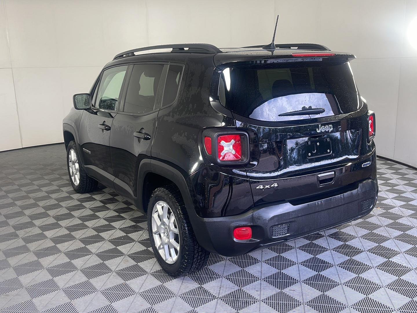 Used 2023 Black Clearcoat Jeep Latitude image 13