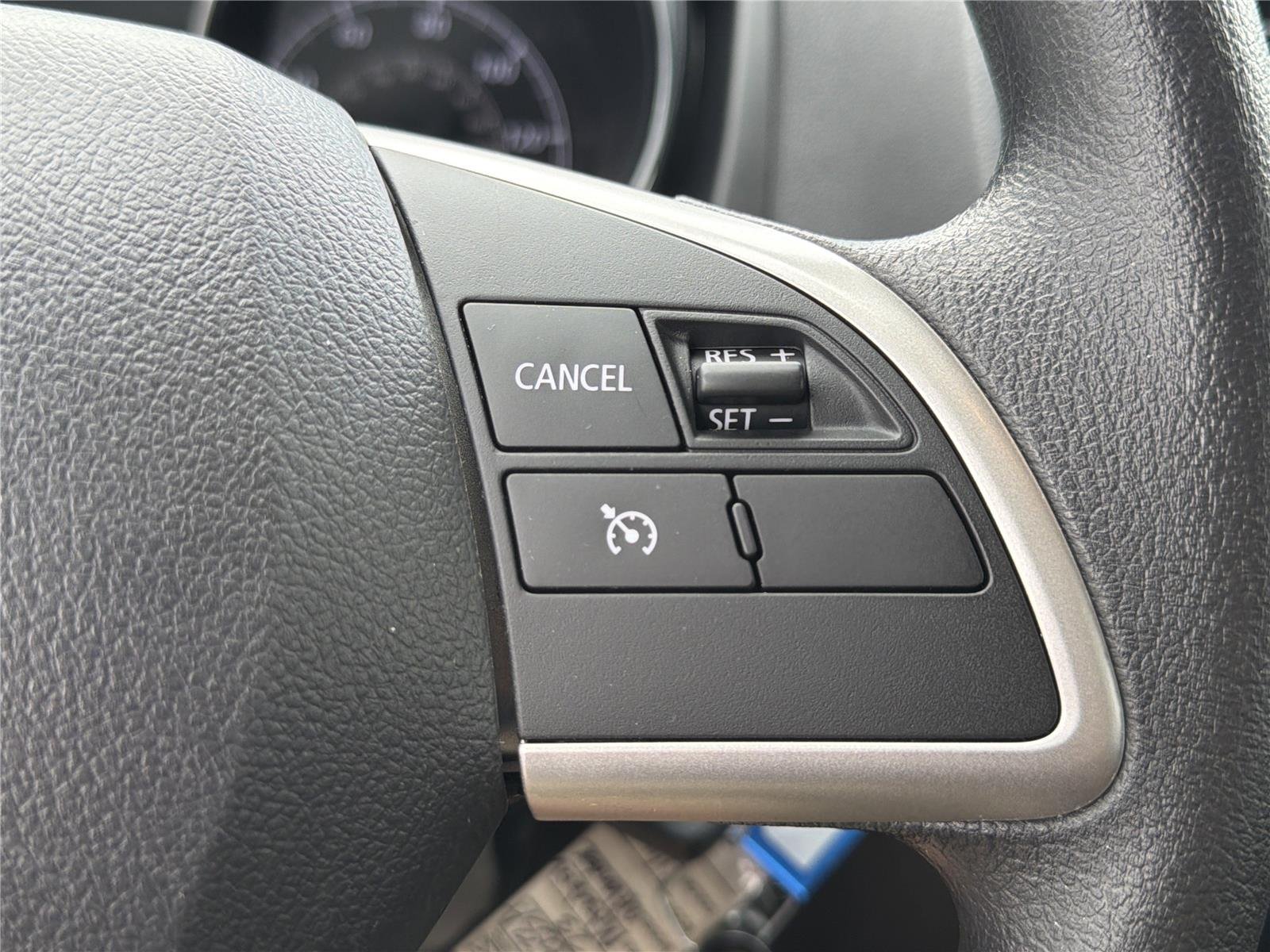 Used 2023 White Diamond Mitsubishi ES image 11