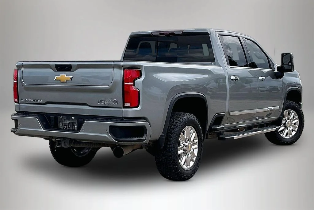 Used 2025 Gray Chevrolet High Country image 5