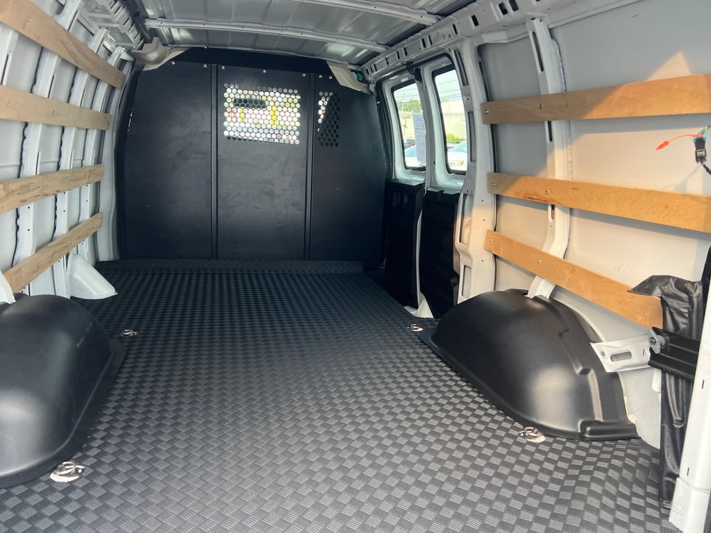 Used 2025 Summit White GMC Work Van image 9