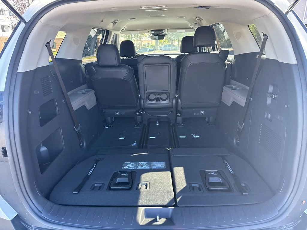 New 2025 White Kia LXS image 17