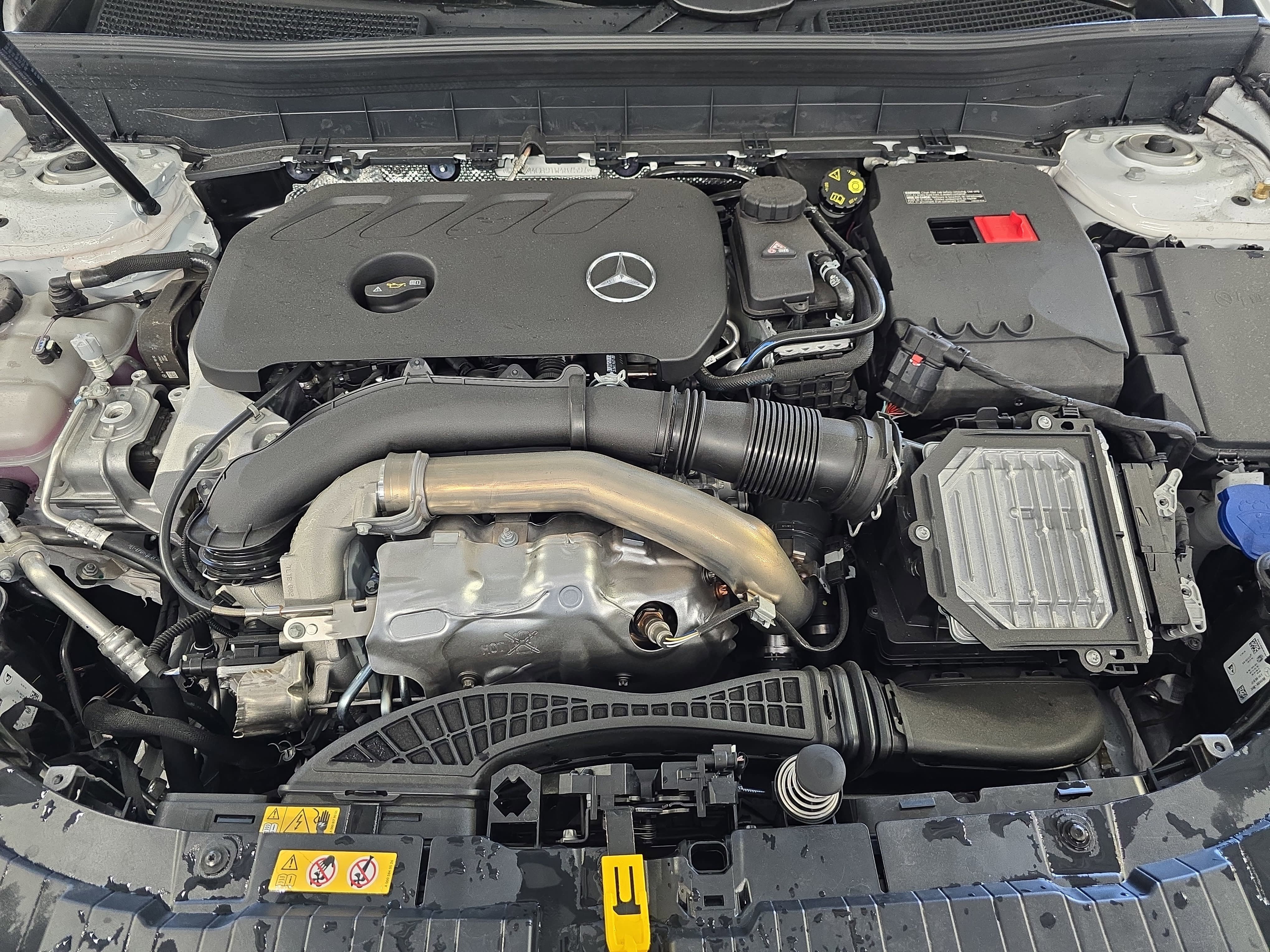 New 2026 Polar White Mercedes-Benz GLB250 image 31