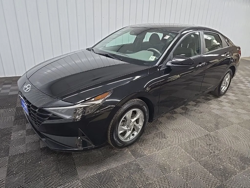 Used 2022 Black Hyundai SE image 8