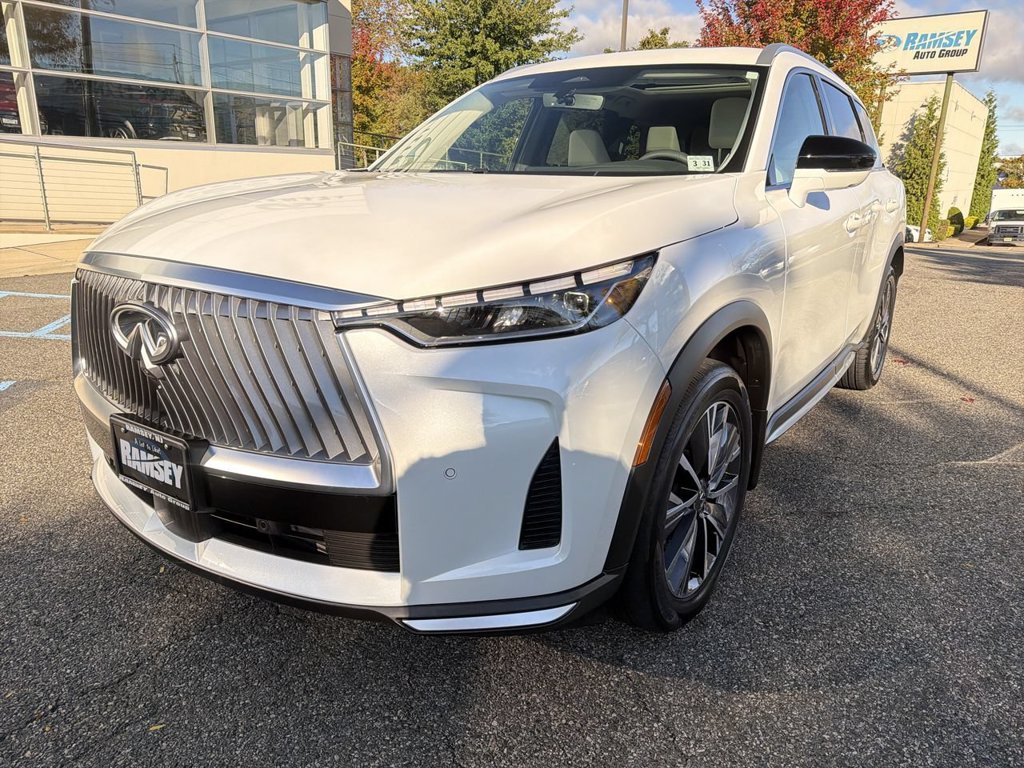 Certified Used 2026 White INFINITI LUXE image 4