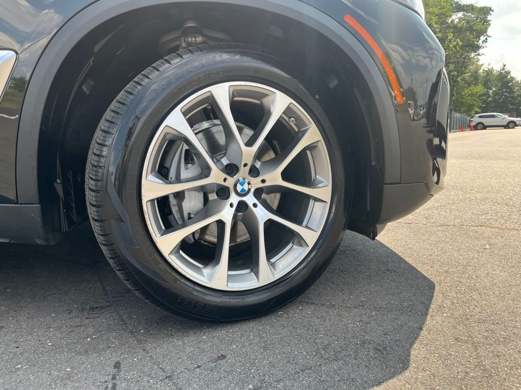 Certified Used 2024 Black Sapphire Metallic BMW xDrive40i image 32