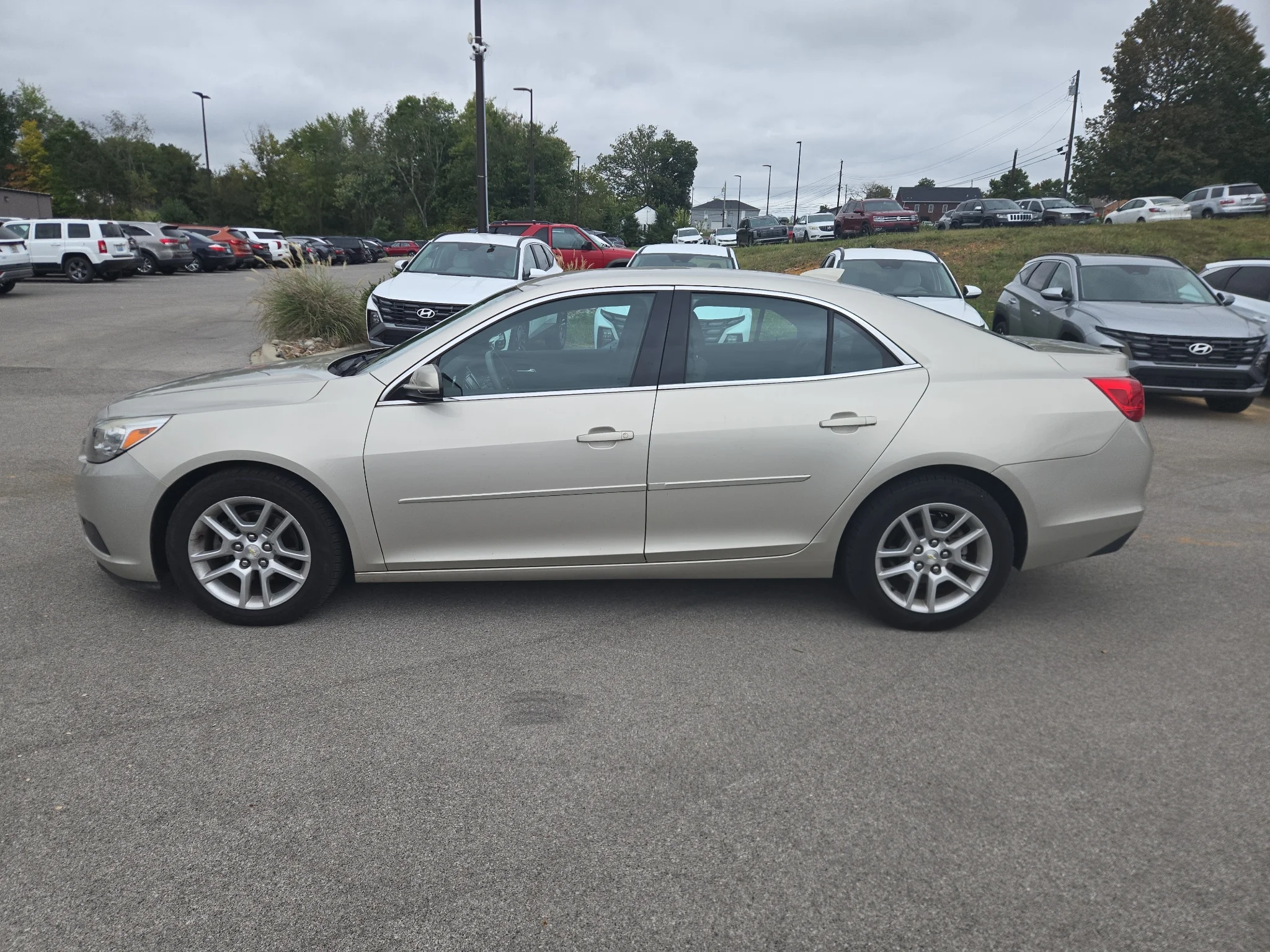 Used 2016 Champagne Silver Metallic Chevrolet LT image 6
