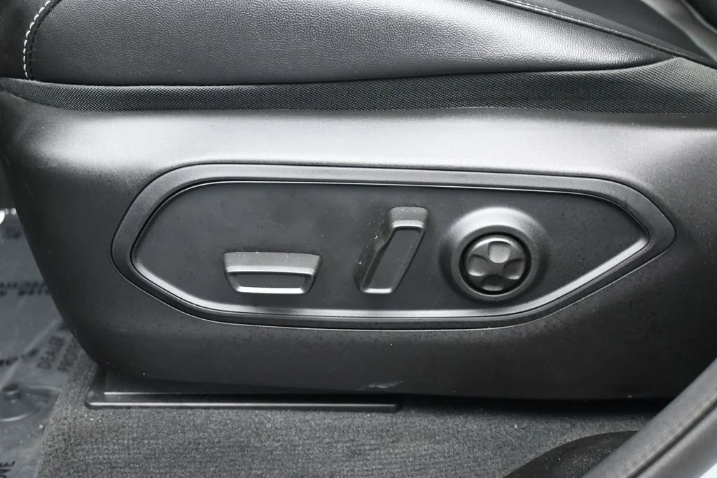 Used 2025 Silver Jeep Limited image 12