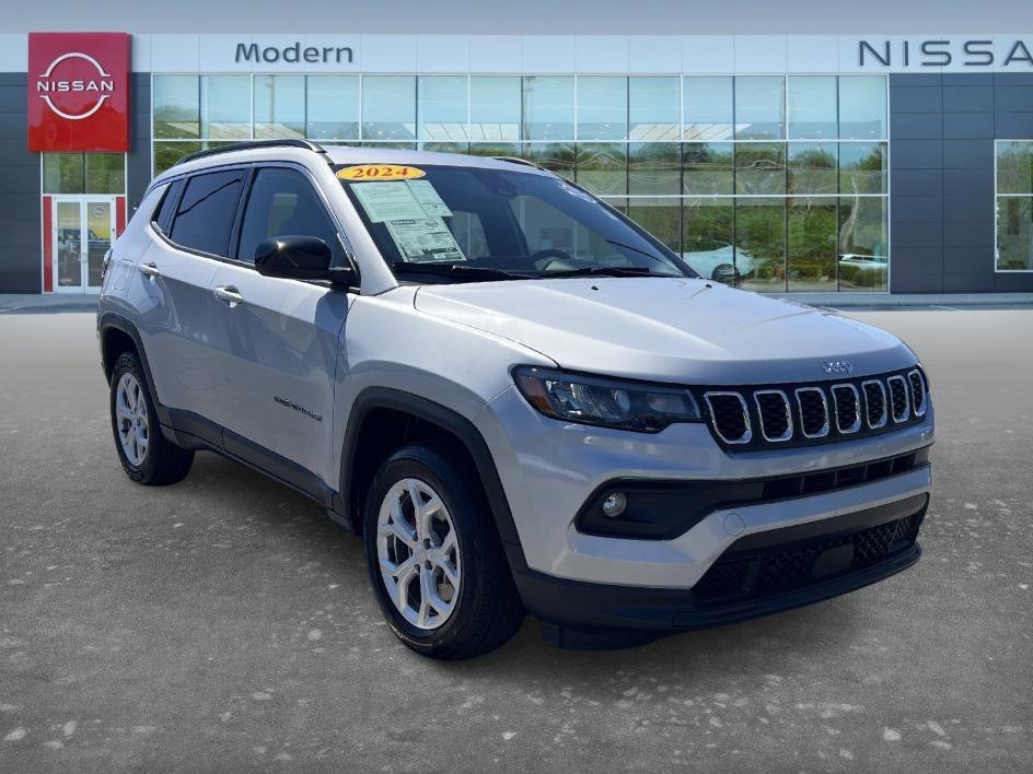 Used 2024 Silver Zynith Metallic Clearcoat Jeep Latitude image 3
