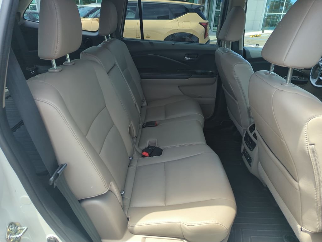 Used 2017  Honda Touring image 34