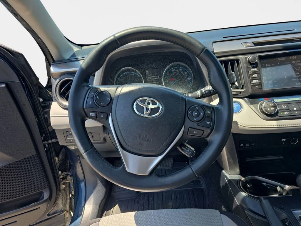 Used 2018 Galactic Aqua Mica Toyota XLE image 11