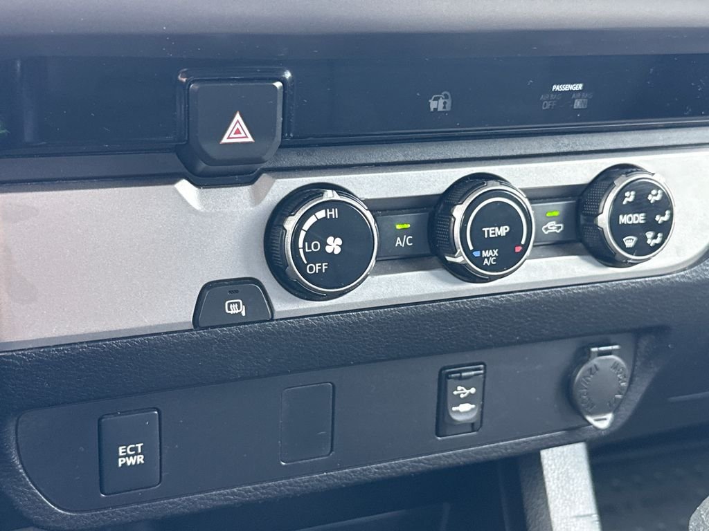 Used 2016 White Toyota SR5 image 21