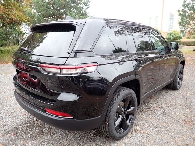 New 2025 Diamond Black Crystal Pearl-Coat Exterior Paint Jeep Altitude X image 7
