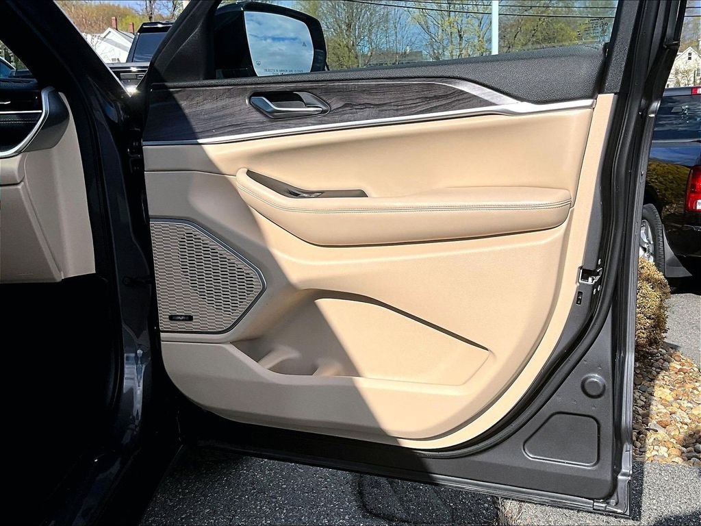 Used 2023 Metallic Jeep Limited image 12