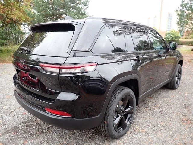 New 2025 Diamond Black Crystal Pearlcoat Jeep Altitude X image 7