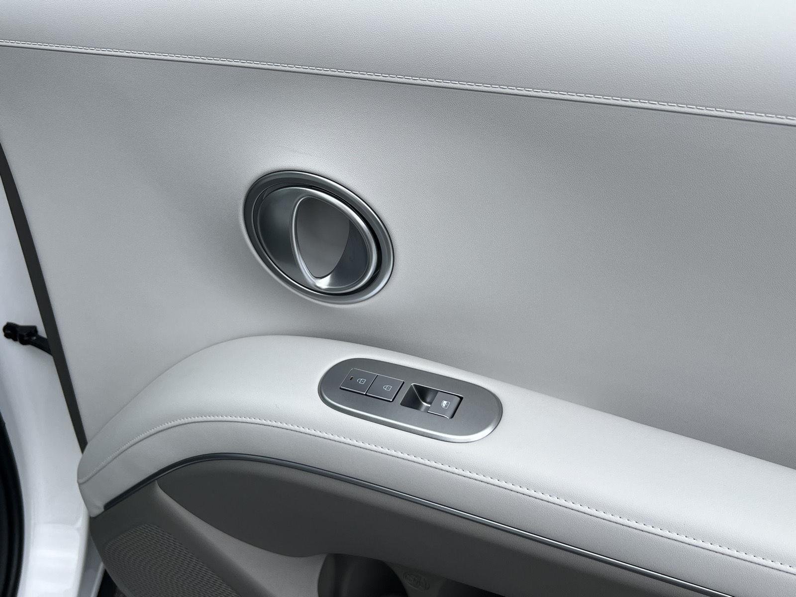 New 2027 Creamy White Pearl Hyundai SEL 7P image 19