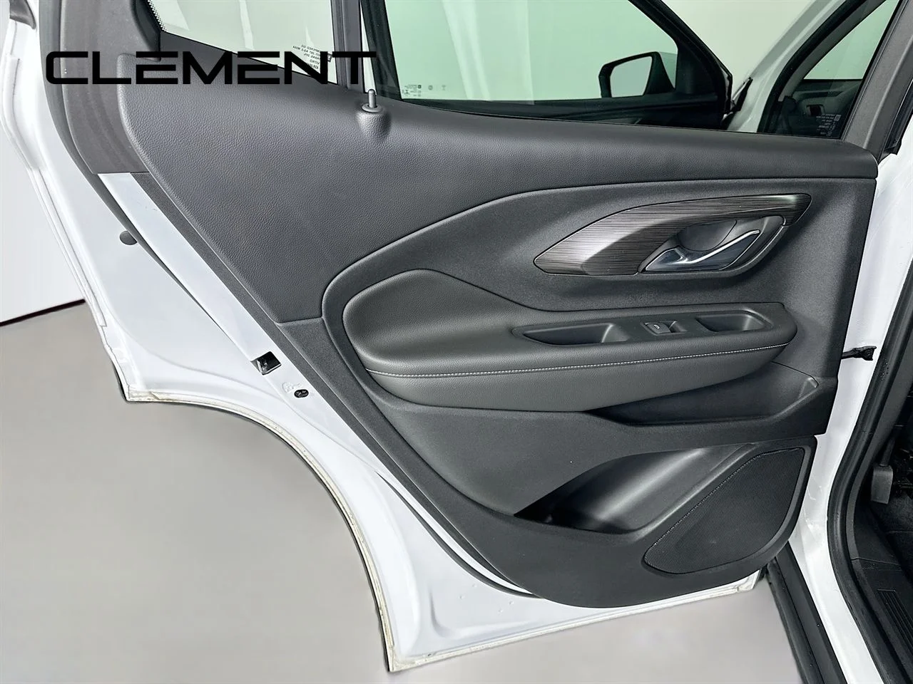 Used 2022 Summit White GMC SLE image 30